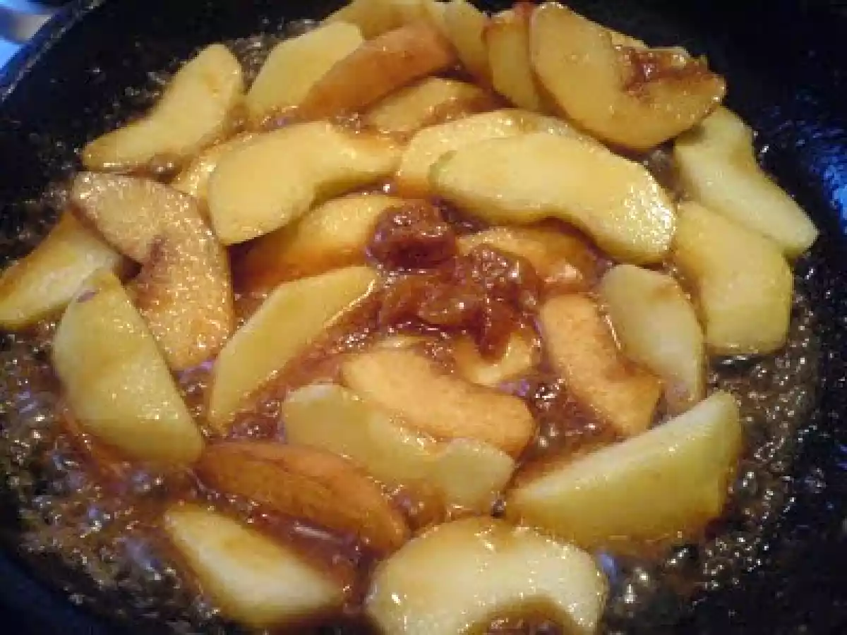 MINI TARTE TATIN CU MERE SI GUTUI