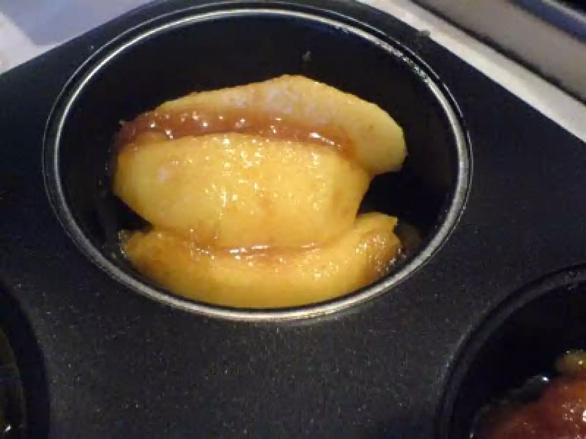 MINI TARTE TATIN CU MERE SI GUTUI - poza 5