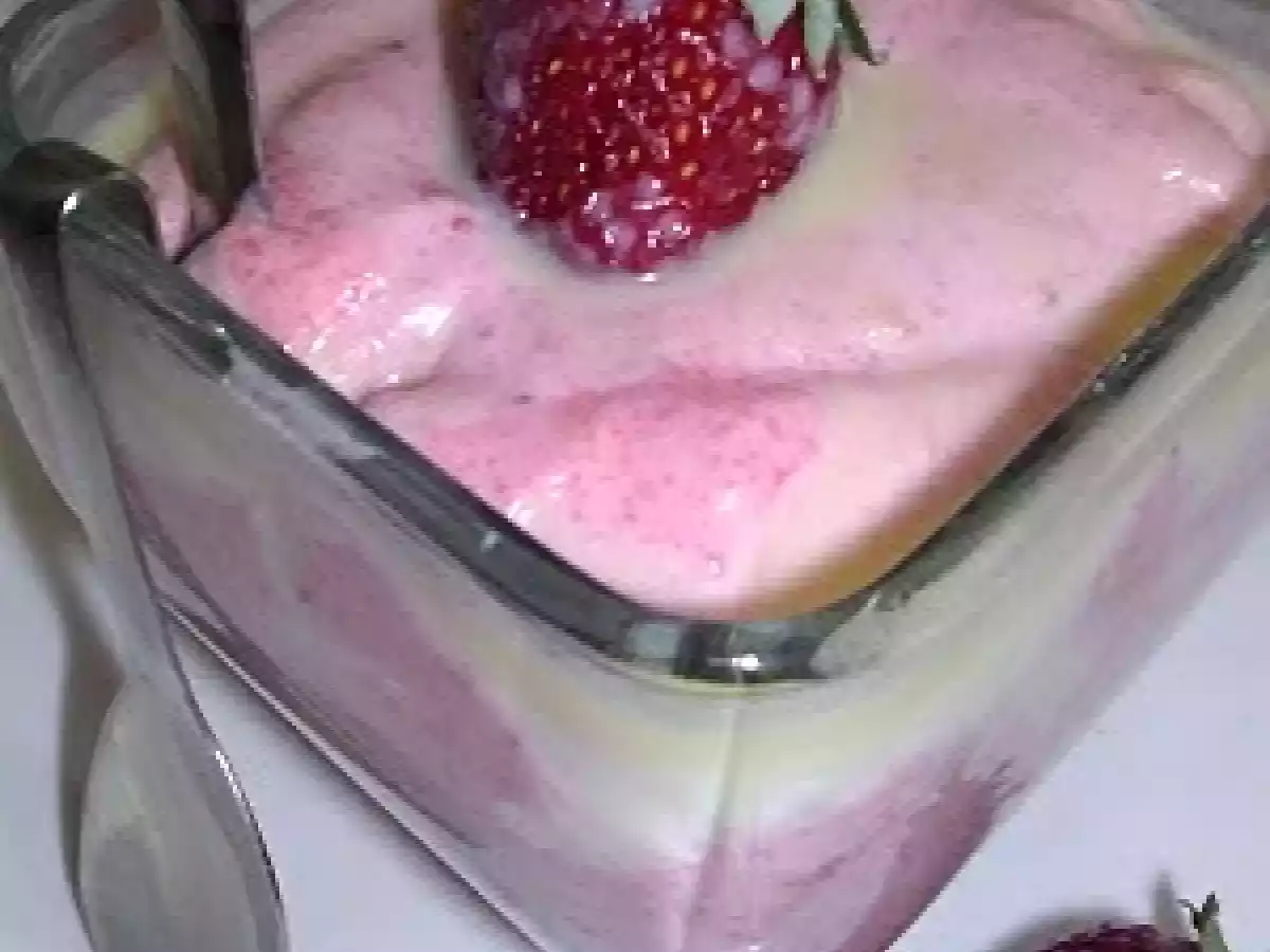 MOUSSE DE CAPSUNE CU SOS DE CIOCOLATA ALBA