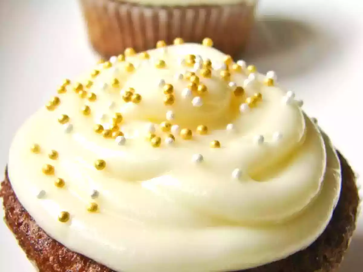 Muffins cu banane, ciocolata alba si frosting de branza