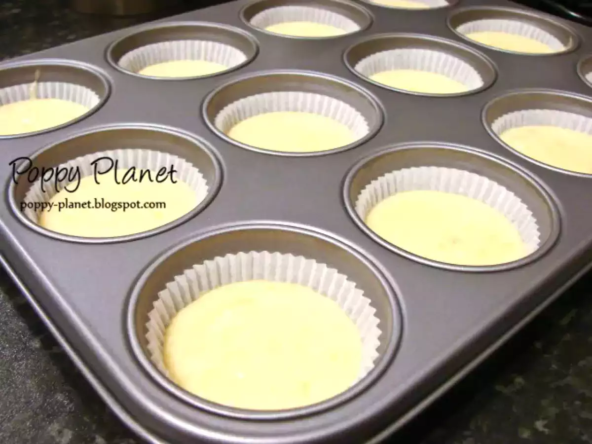 Muffins cu banane, ciocolata alba si frosting de branza - poza 6
