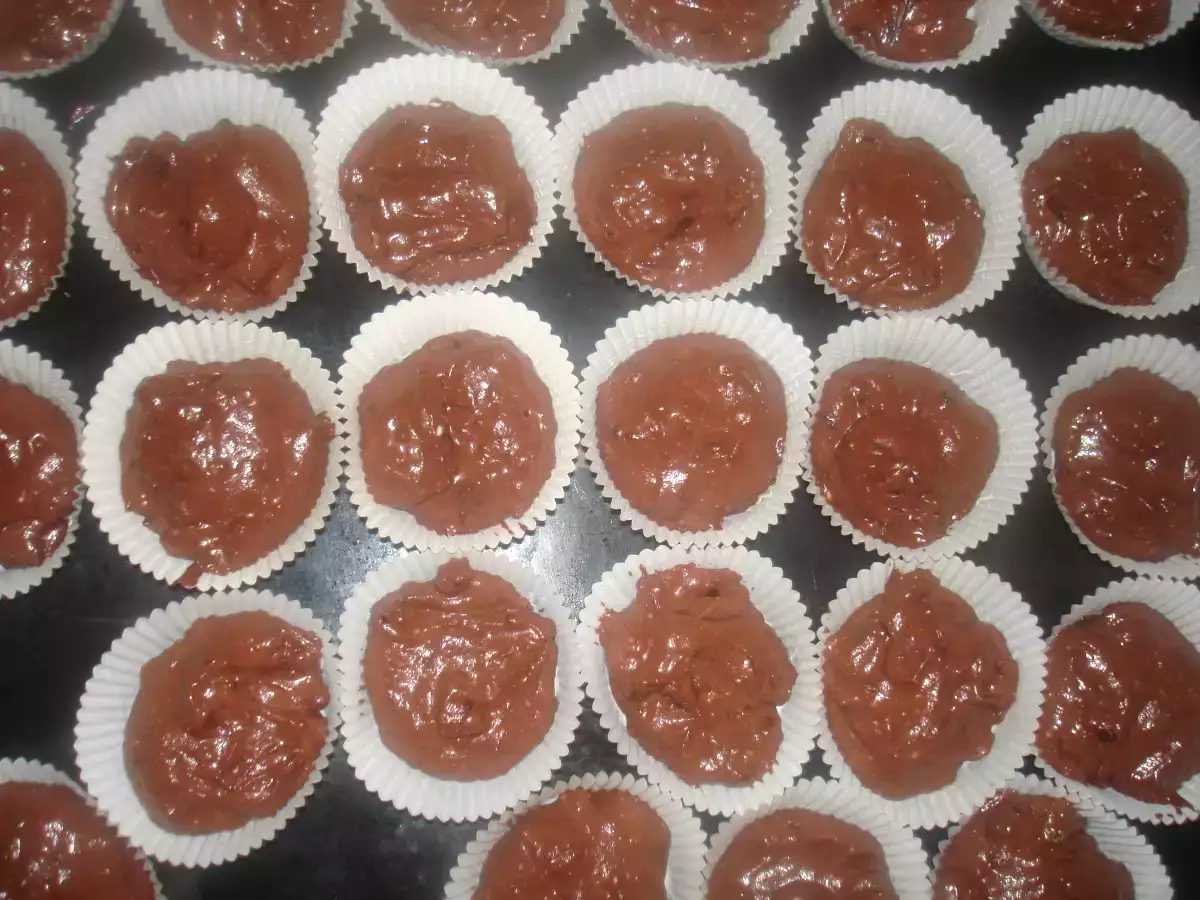 Muffins cu cacao si bucati de ciocolata - poza 2