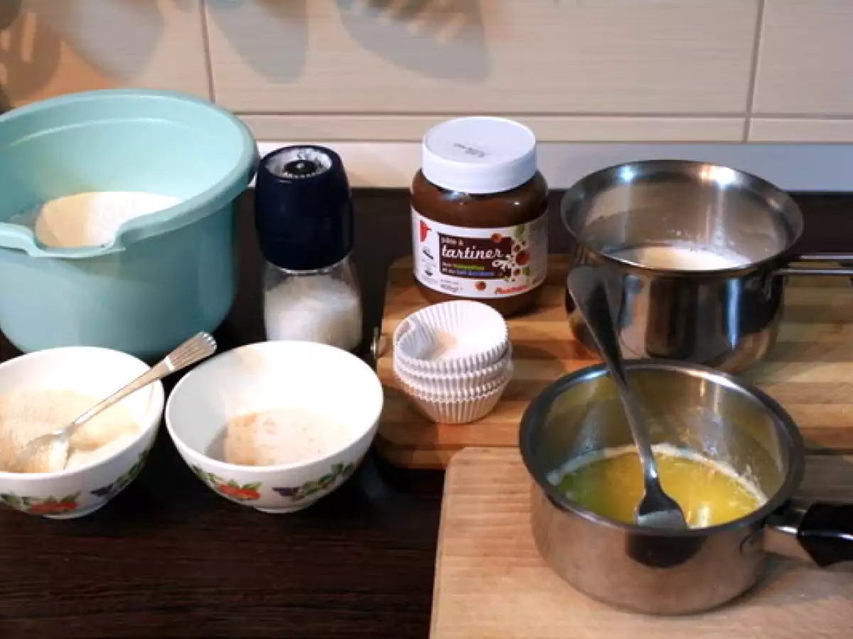 Muffins cu crema de ciocolata, din aluat dospit - poza 2