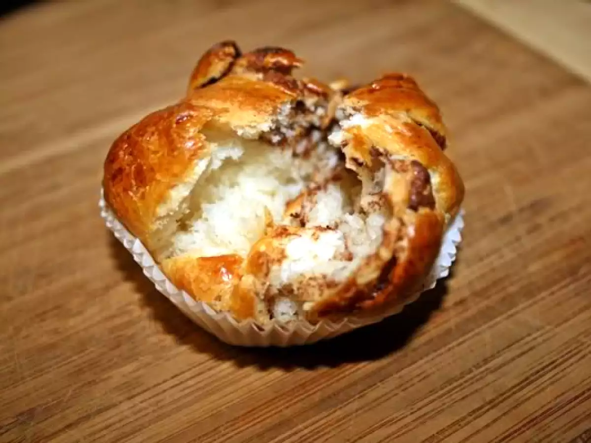 Muffins cu crema de ciocolata, din aluat dospit - poza 5