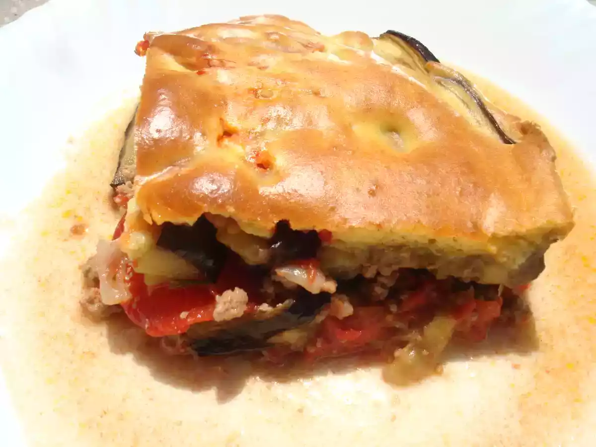 Musaca de vinete acoperita cu crusta de aluat