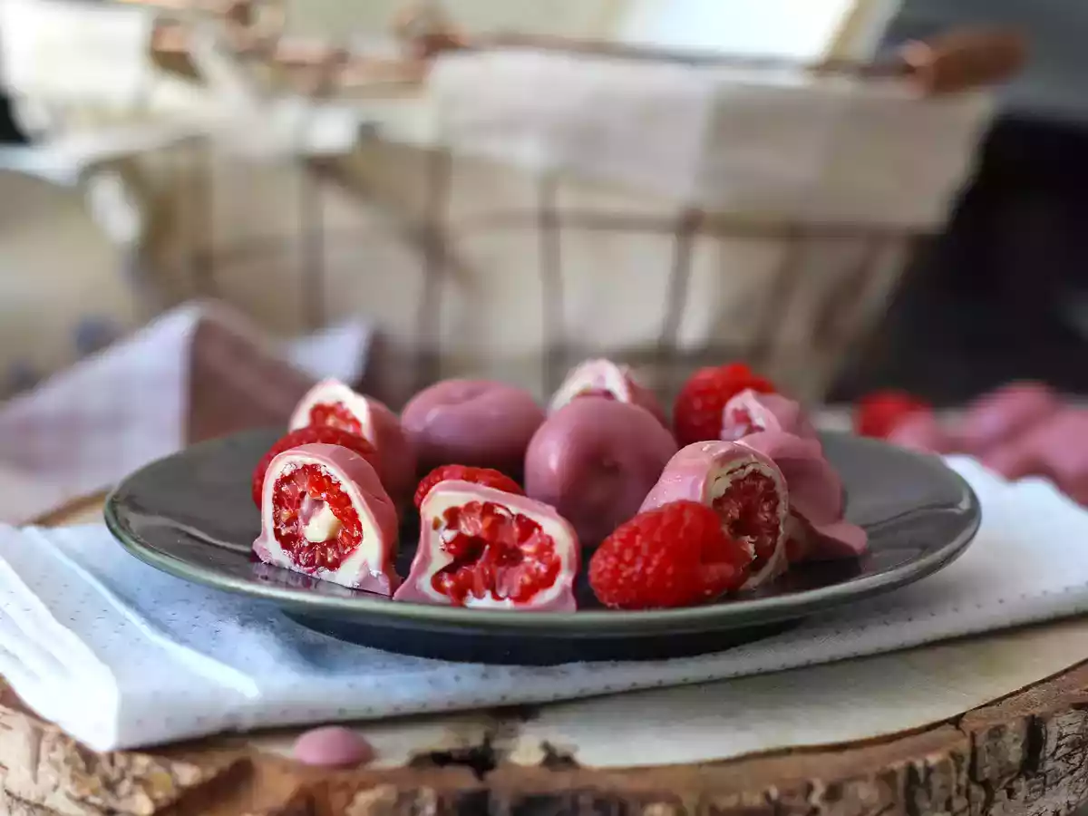 Mușcături de zmeură, ciocolată albă și ciocolată rubinie în stil Franui - poza 3