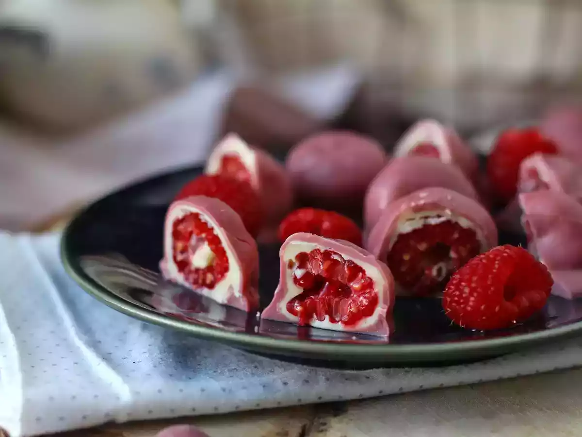 Mușcături de zmeură, ciocolată albă și ciocolată rubinie în stil Franui - poza 5