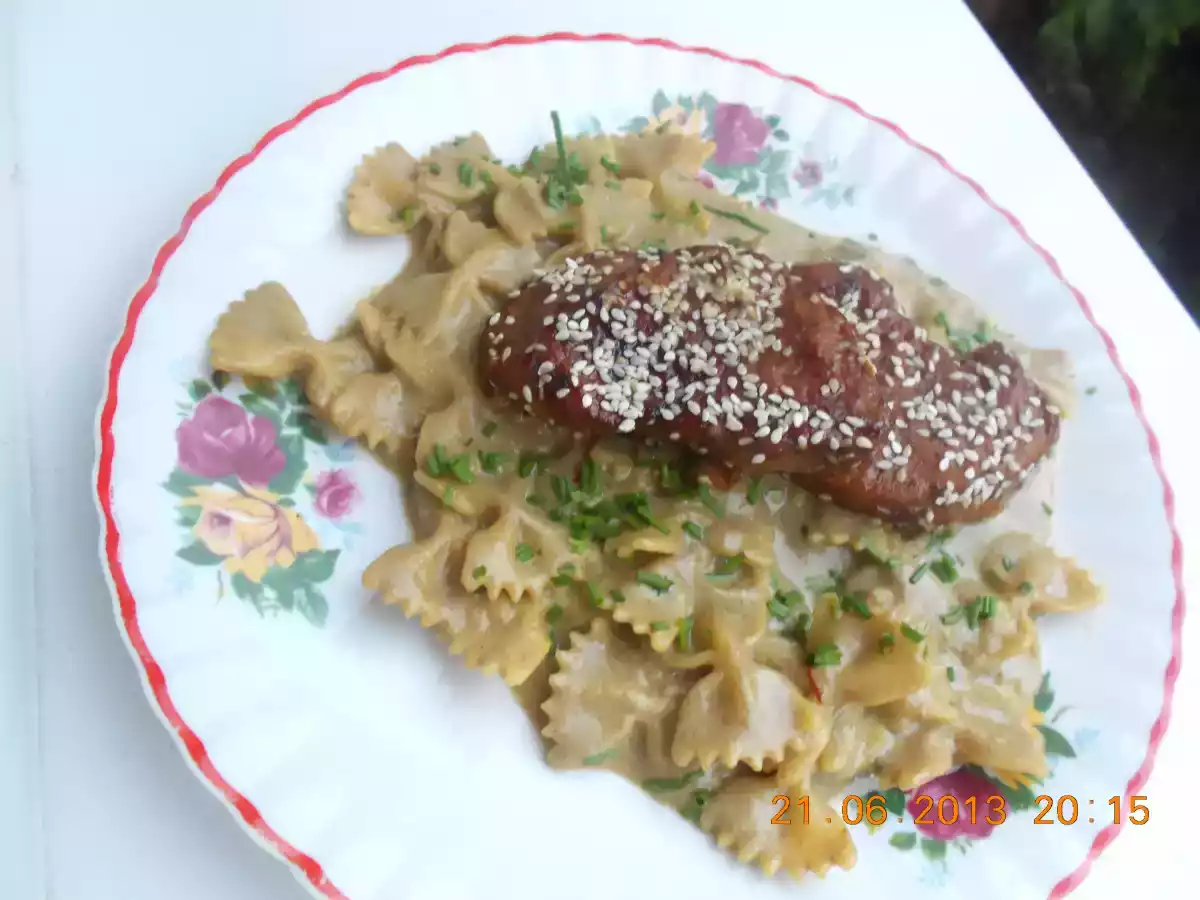 Muschi de porc caramelizat si paste in sos de ciuperci brune