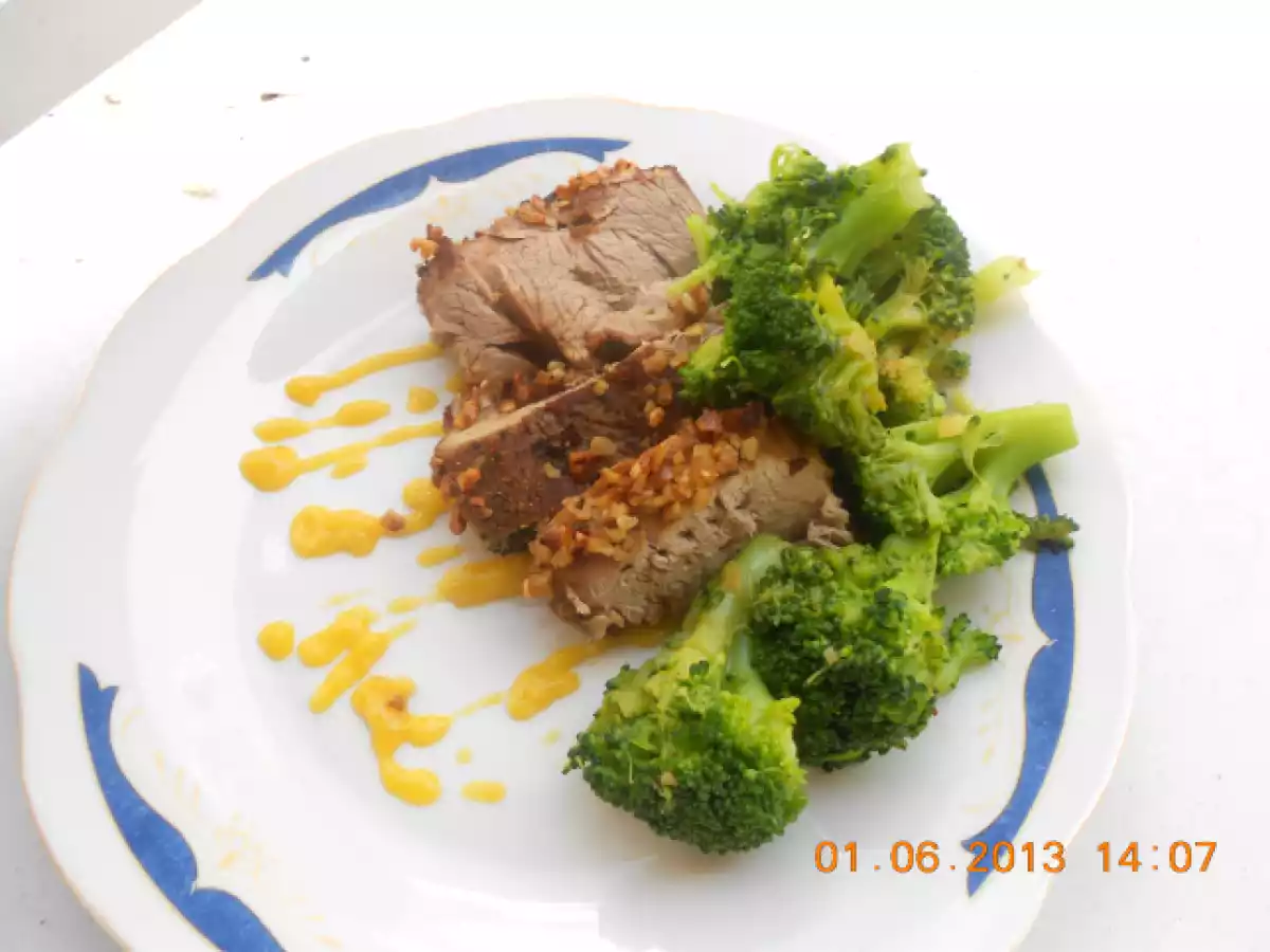 Muschi de porc in crusta de alune de padure cu sos de mango si brocoli