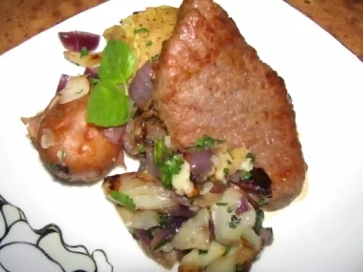 Muschi de vita la gratar cu ceapa, usturoi si cartofi copti in coaja