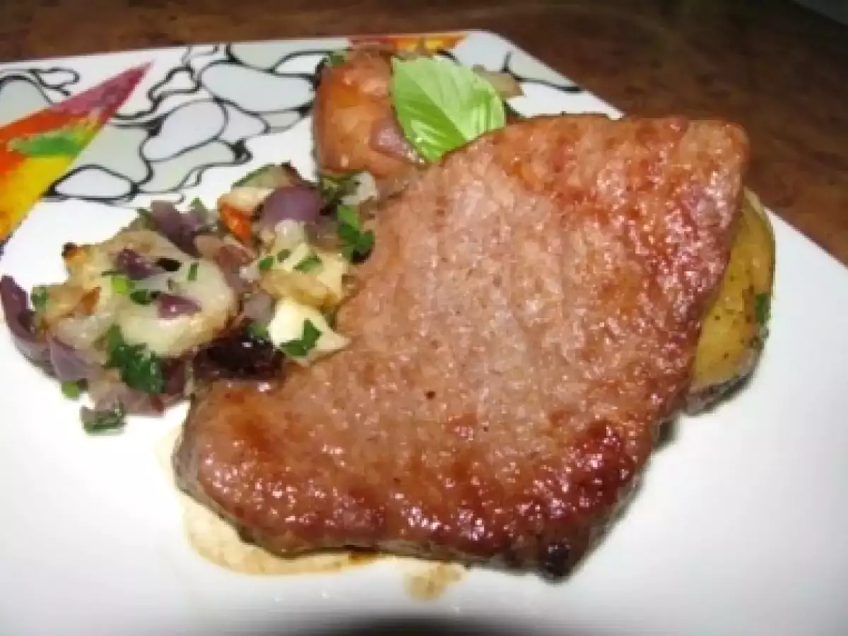 Muschi de vita la gratar cu ceapa, usturoi si cartofi copti in coaja - poza 3