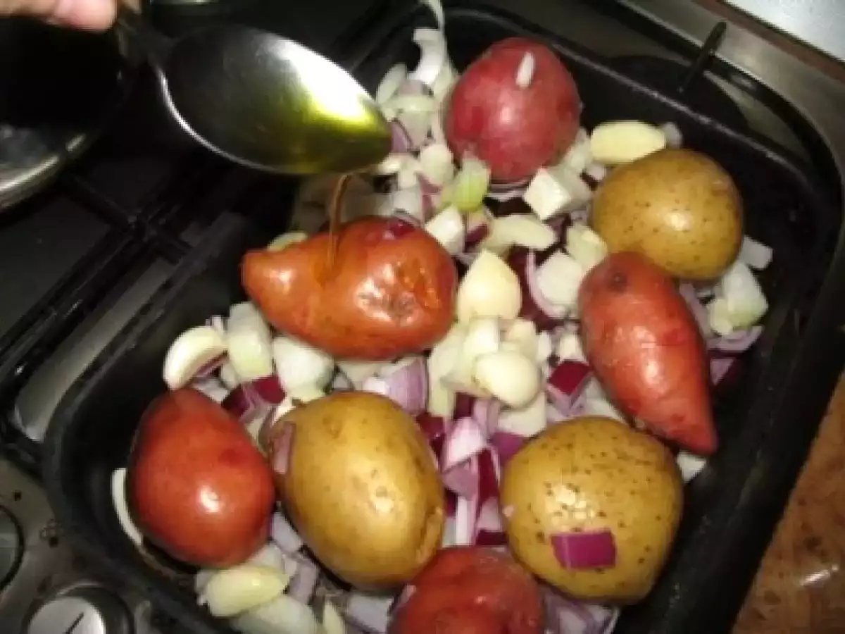 Muschi de vita la gratar cu ceapa, usturoi si cartofi copti in coaja - poza 5