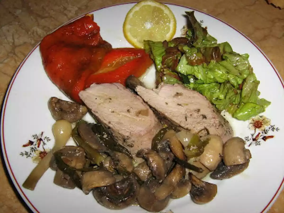 Muschiulet de porc cu ciuperci si usturoi verde