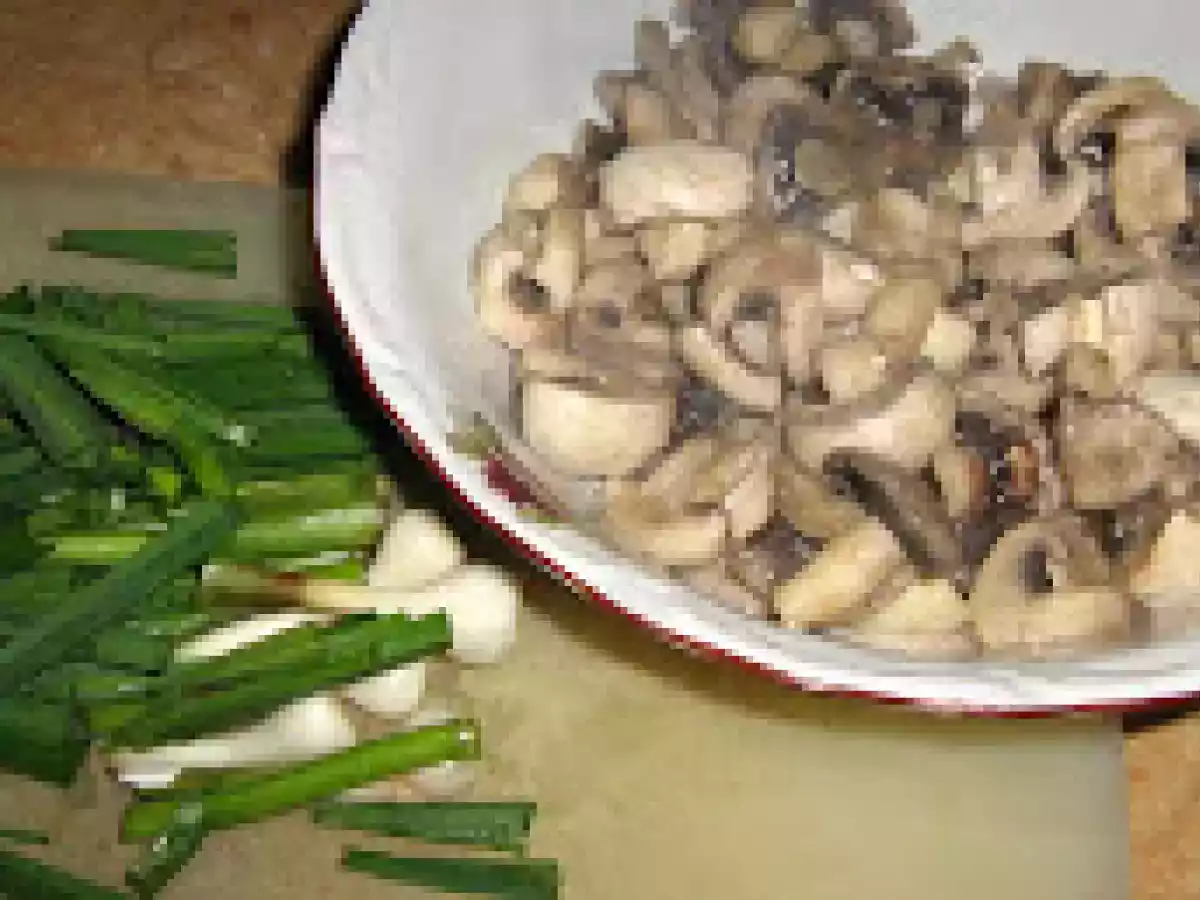 Muschiulet de porc cu ciuperci si usturoi verde - poza 3