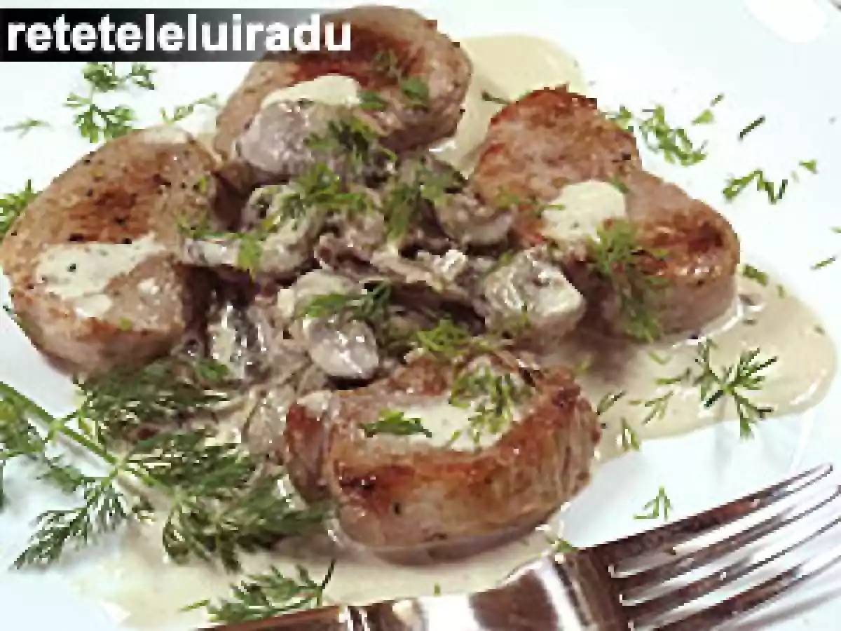 Muschiulet de porc cu sos de ciuperci
