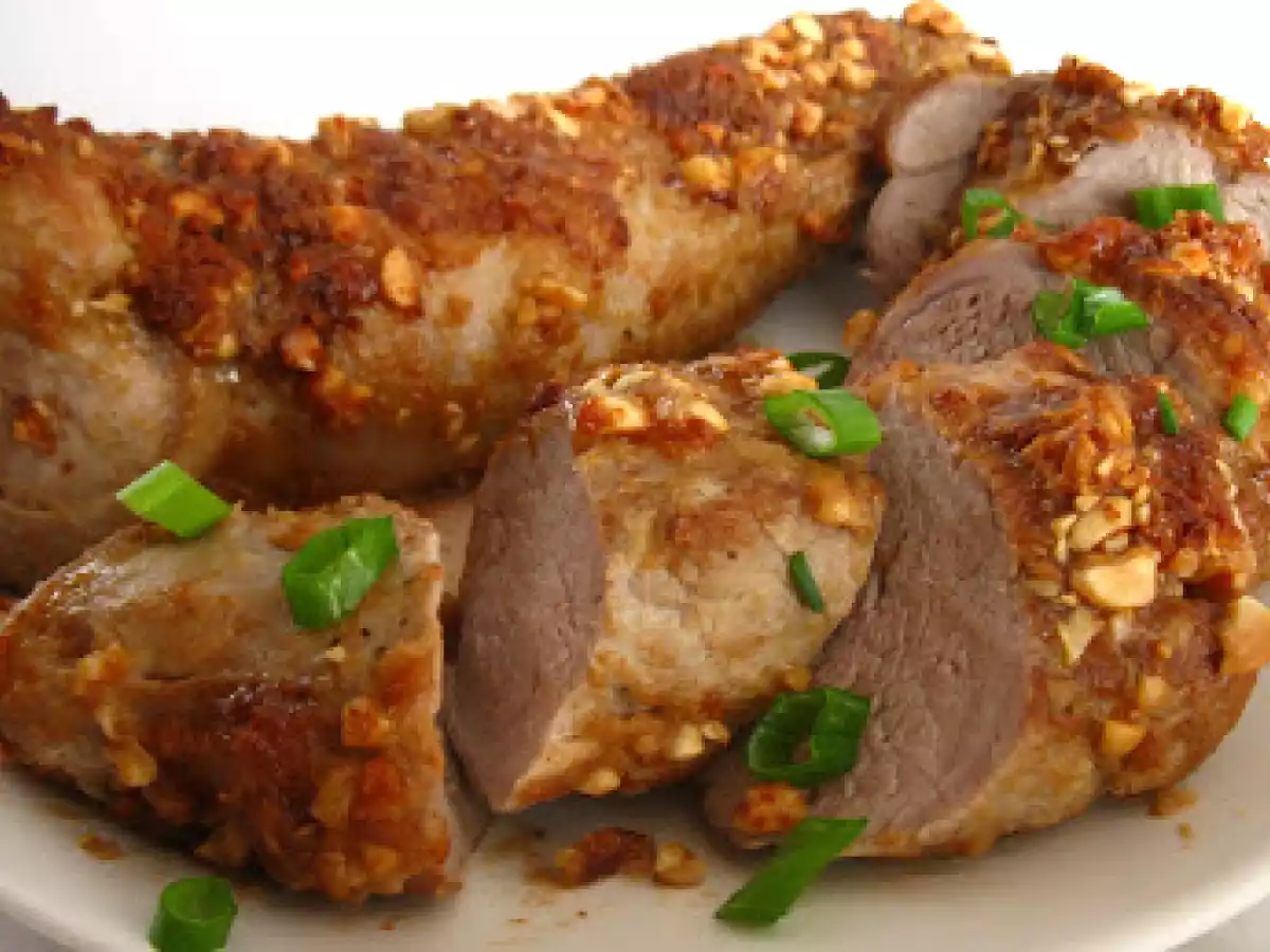 Muschiulet de porc in crusta de arahide