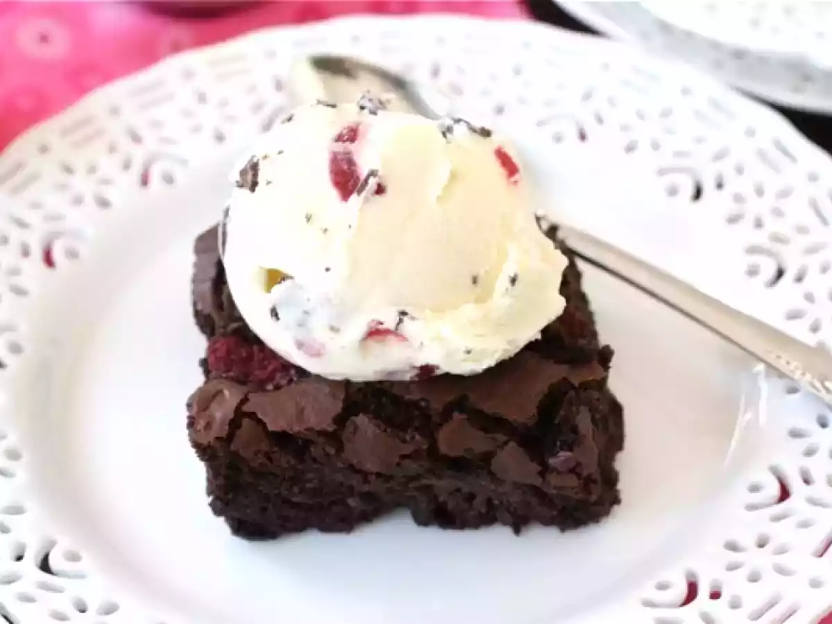 Negresa cu zmeura si inghetata