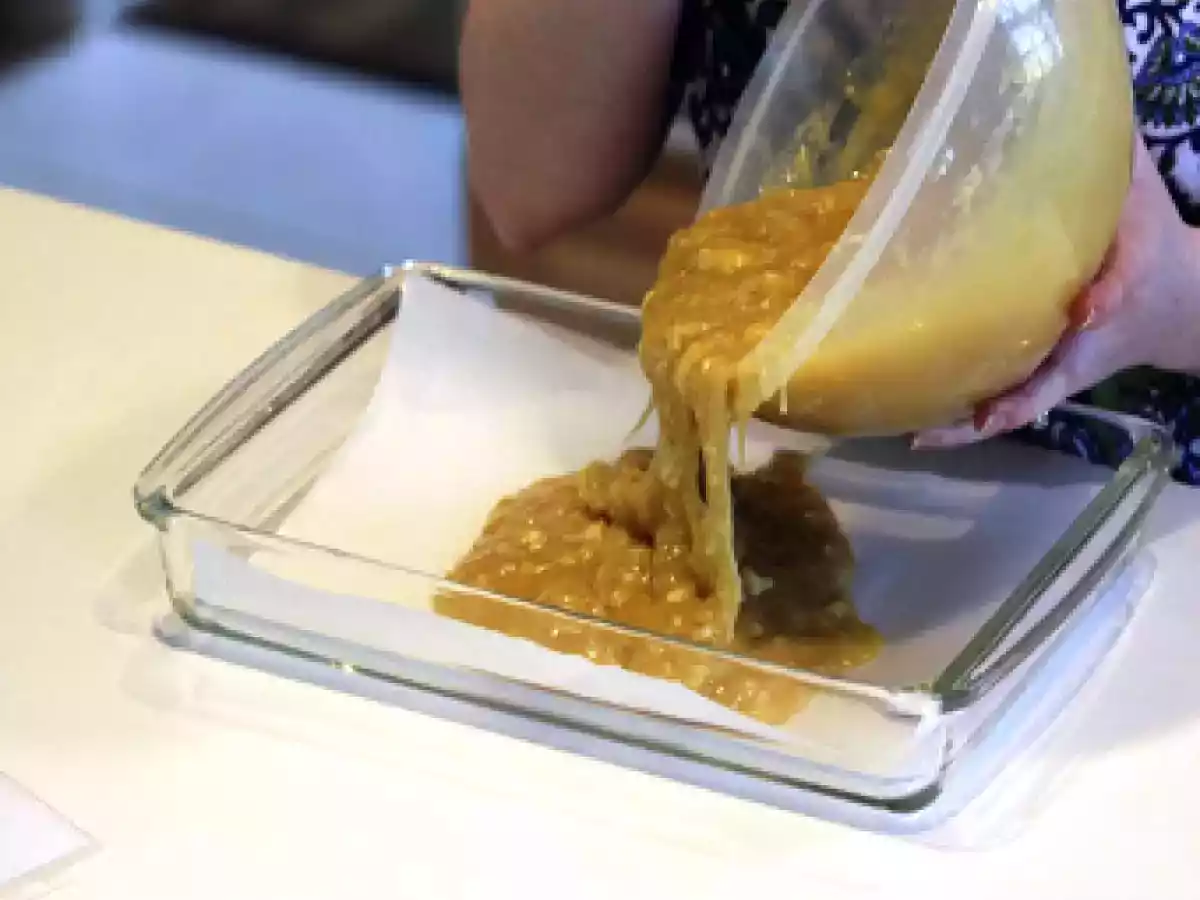 Negresa pufoasa cu ciocolata alba