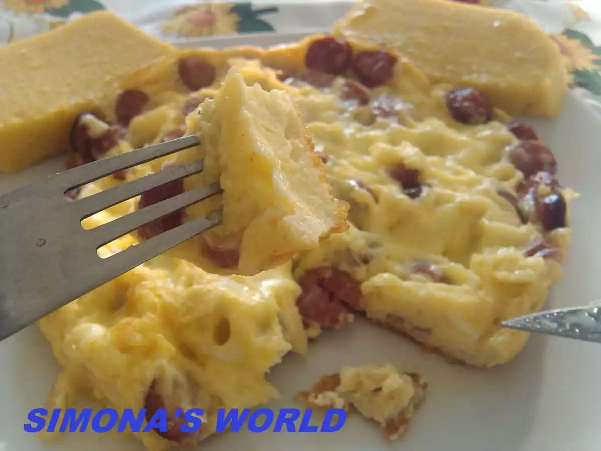 Omleta cu carnati si branza de burduf