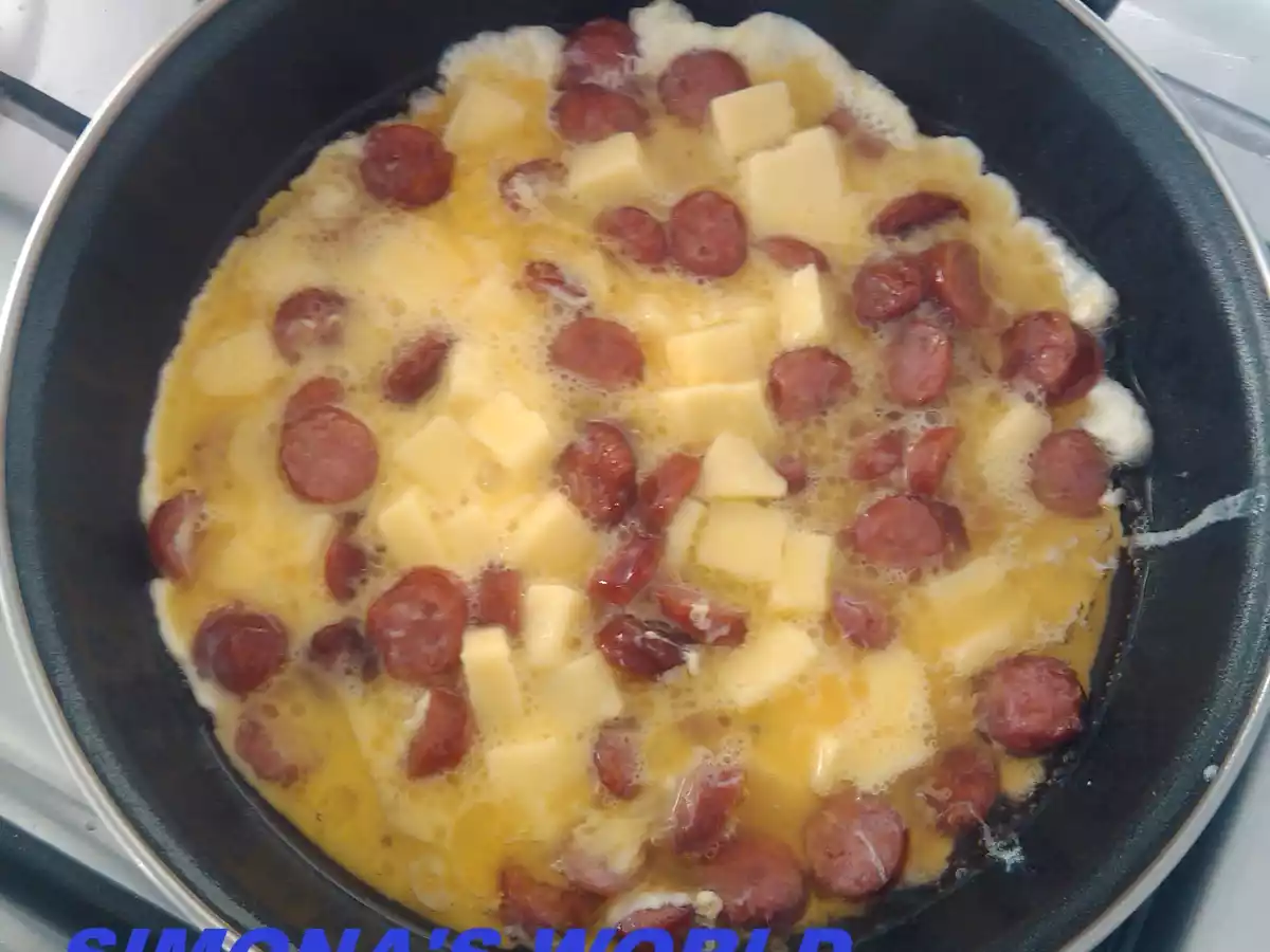 Omleta cu carnati si branza de burduf - poza 3