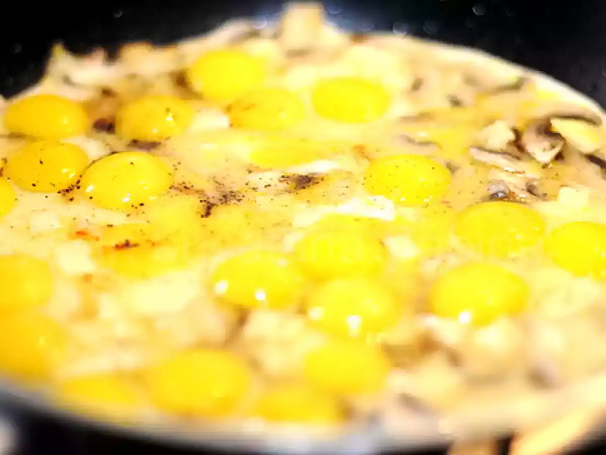 OMLETA CU CIUPERCI SI OUA DE PREPELITA - poza 2