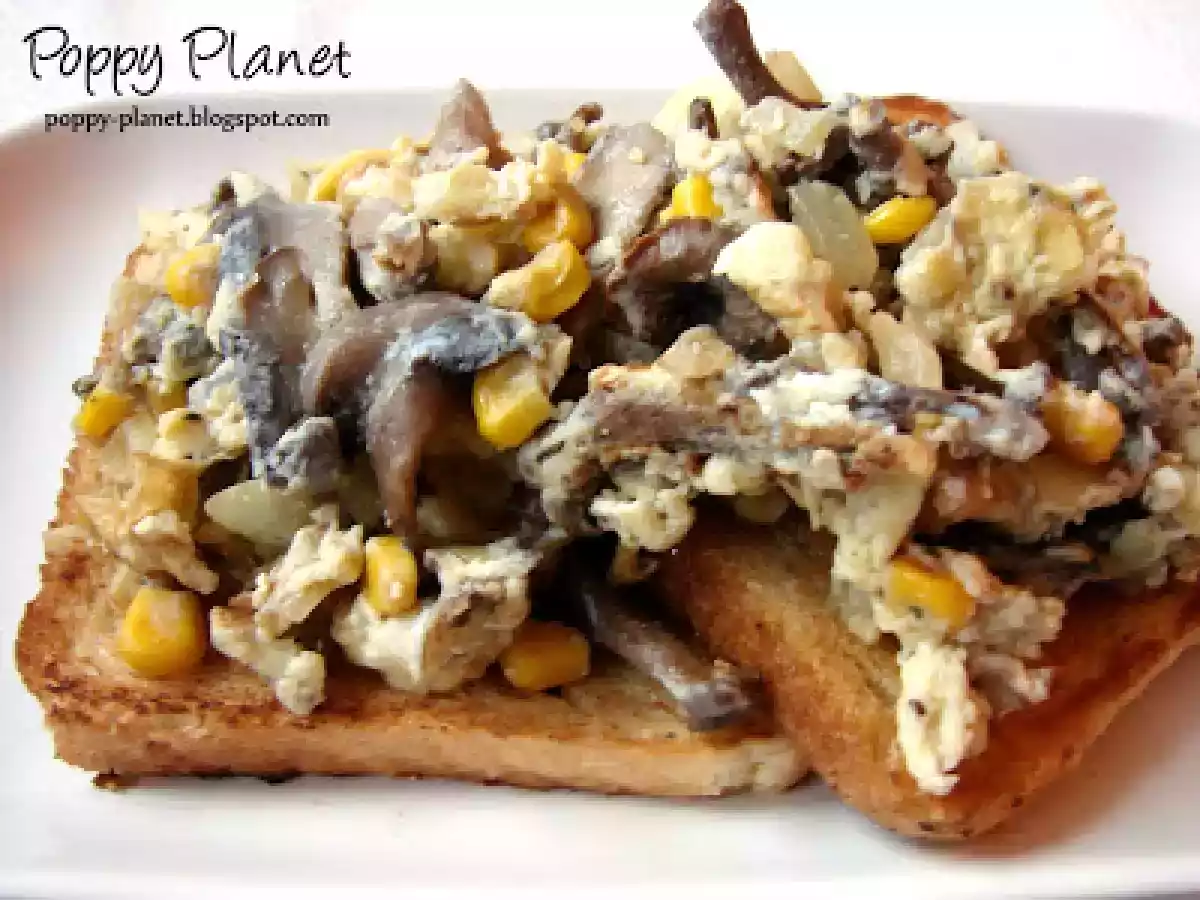 Omleta cu ciuperci si porumb pe toast