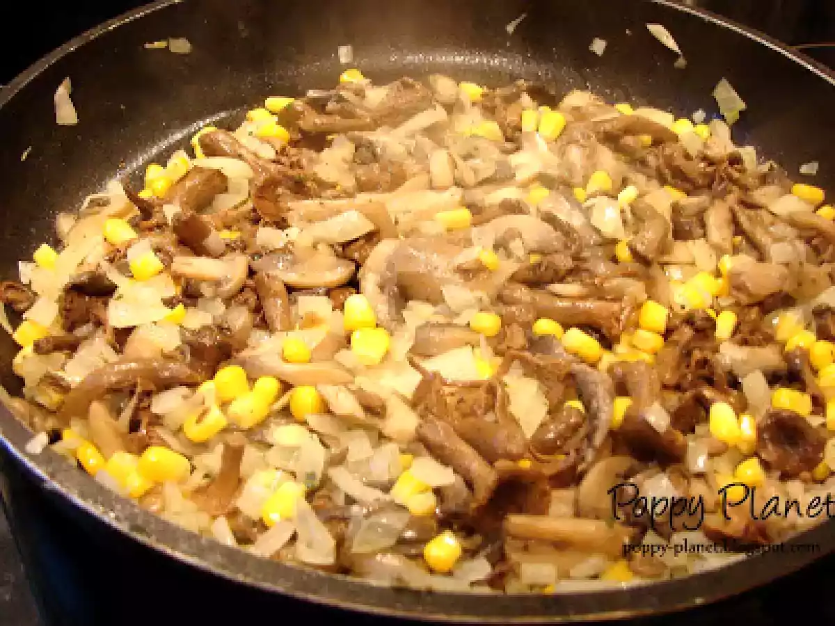 Omleta cu ciuperci si porumb pe toast - poza 4