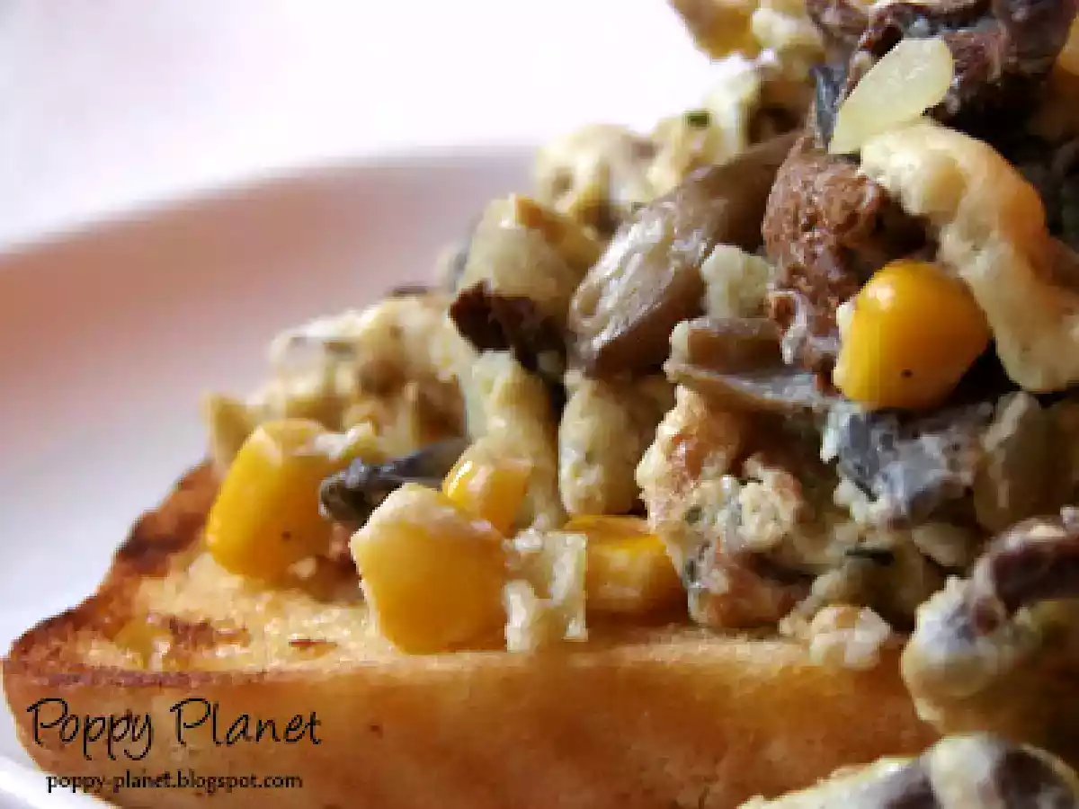 Omleta cu ciuperci si porumb pe toast - poza 5