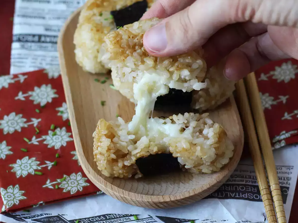 Onigiri prăjite, umplute cu brânză topită: o să le devorați! - poza 2