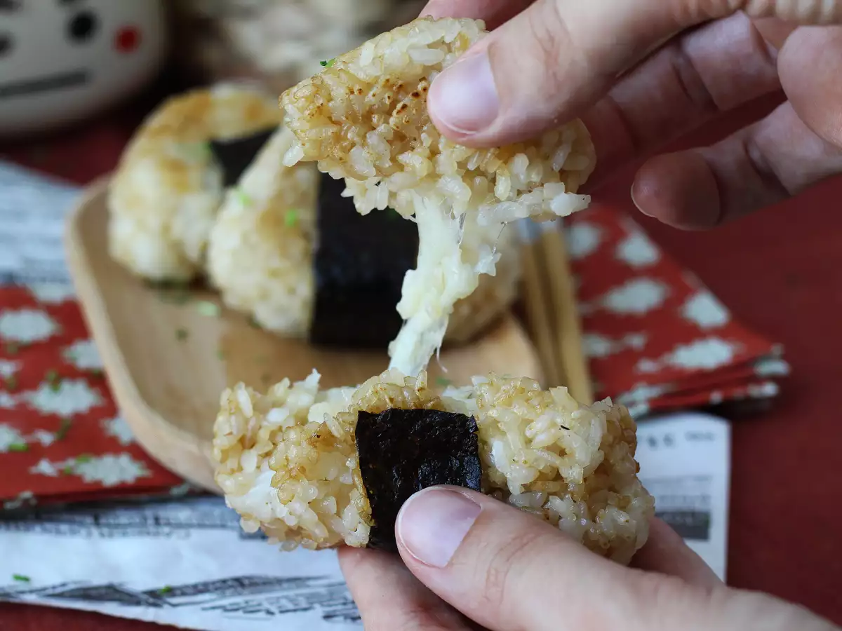 Onigiri prăjite, umplute cu brânză topită: o să le devorați! - poza 4