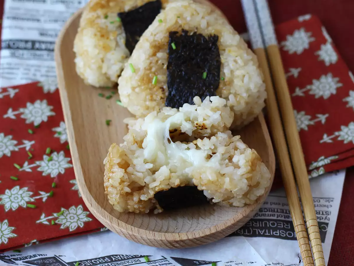 Onigiri prăjite, umplute cu brânză topită: o să le devorați! - poza 6