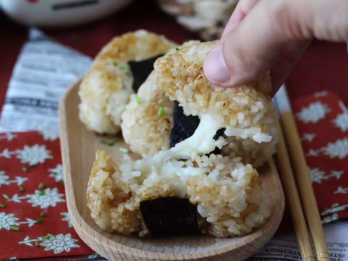 Onigiri prăjite, umplute cu brânză topită: o să le devorați! - poza 8