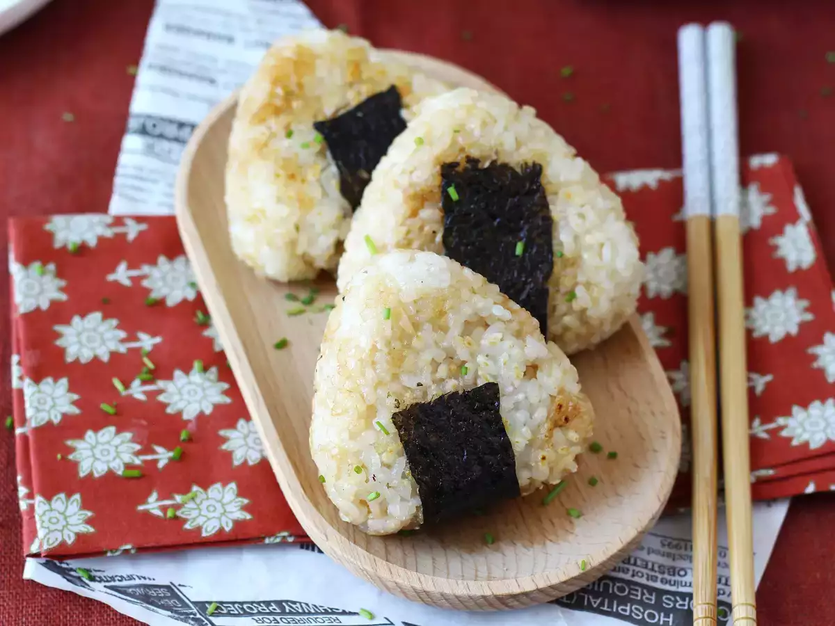 Onigiri prăjite, umplute cu brânză topită: o să le devorați! - poza 9