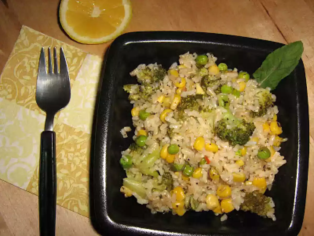 Orez brun cu broccoli, porumb si mazare!