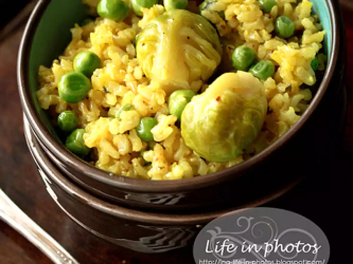 Orez brun cu mazare si varza de Bruxelles