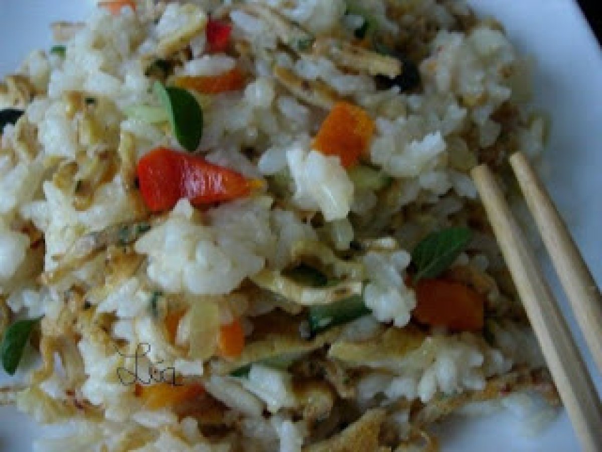 Orez prajit cu omleta si legume Rețetă Petitchef