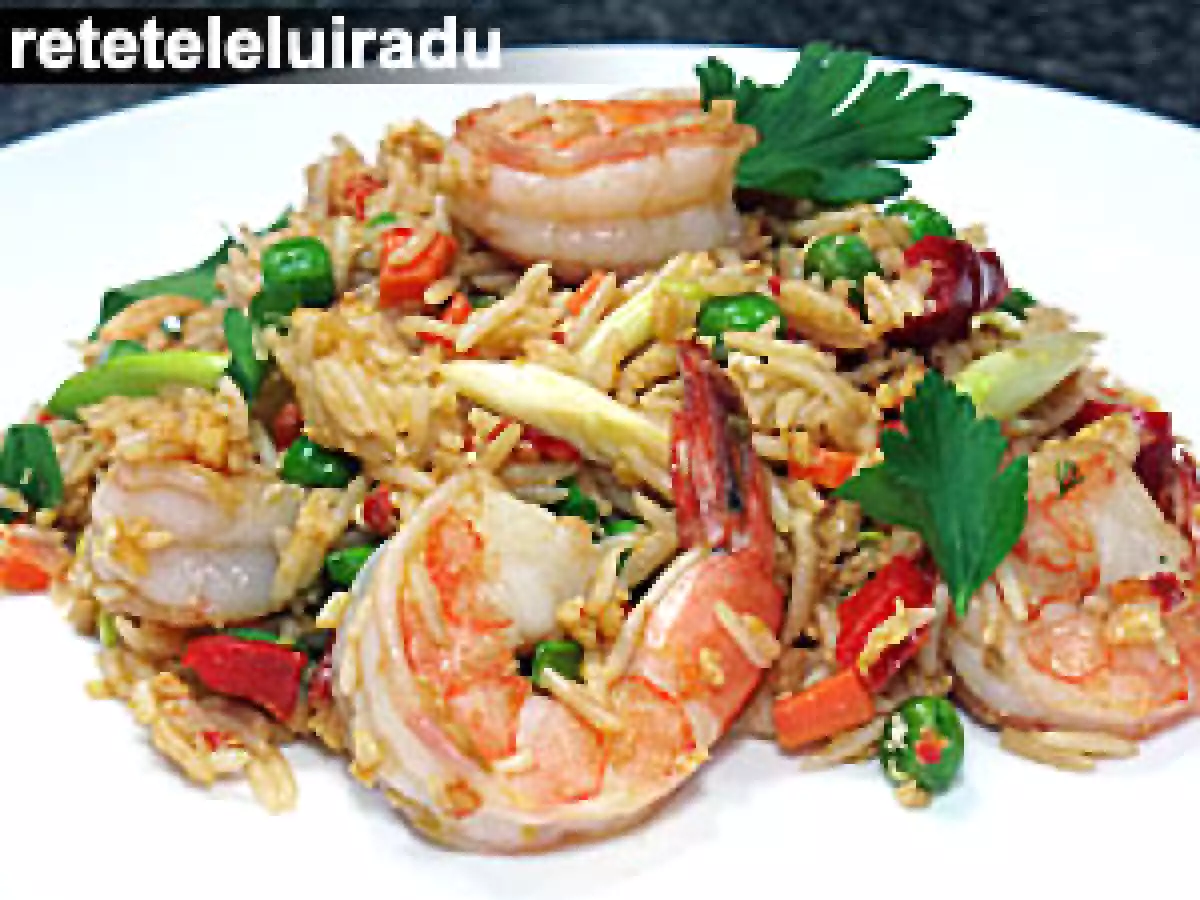 Orez prajit cu ou si creveti