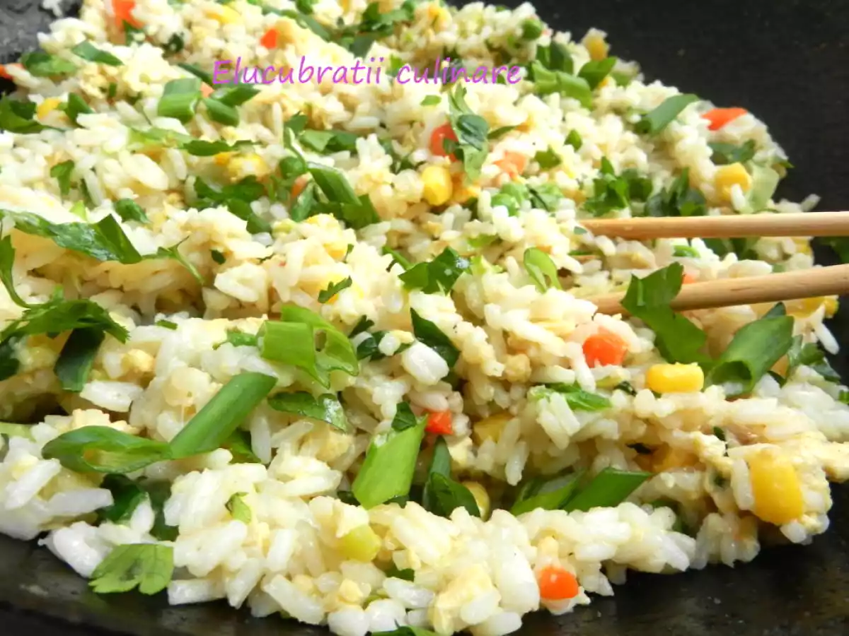 Orez prăjit cu ou și legume