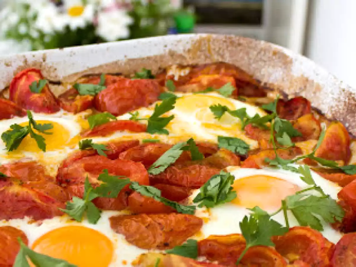 Oua cu rosii la cuptor