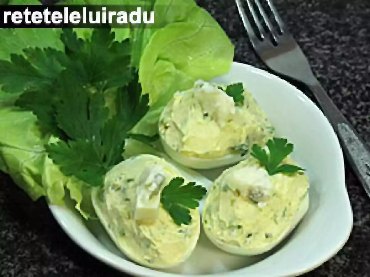 Oua umplute cu branza Gorgonzola si verdeturi