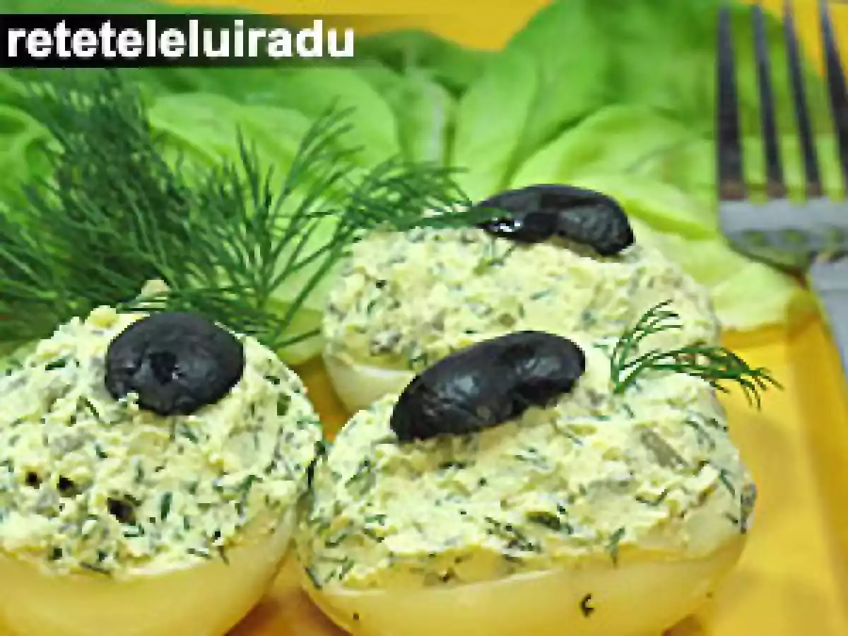 Oua umplute cu castraveciori murati, verdeturi si branza