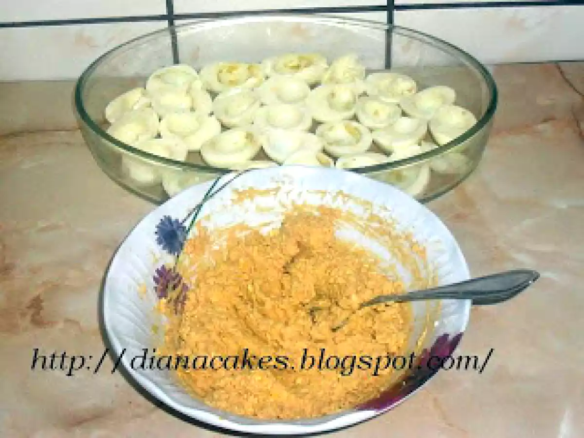 Oua umplute cu pateu si smantana