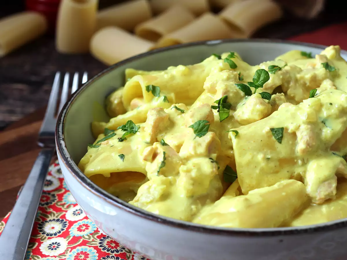 Paccheri cremoși cu somon, mentă și șofran - poza 2