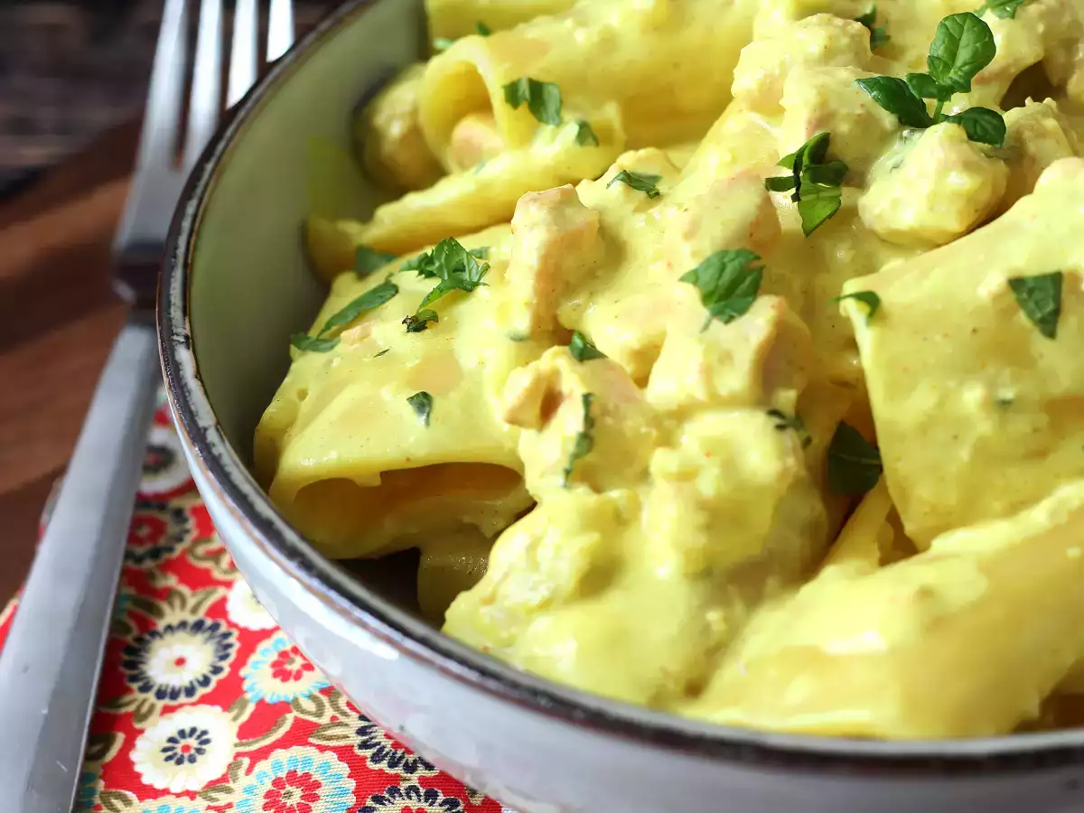 Paccheri cremoși cu somon, mentă și șofran - poza 3