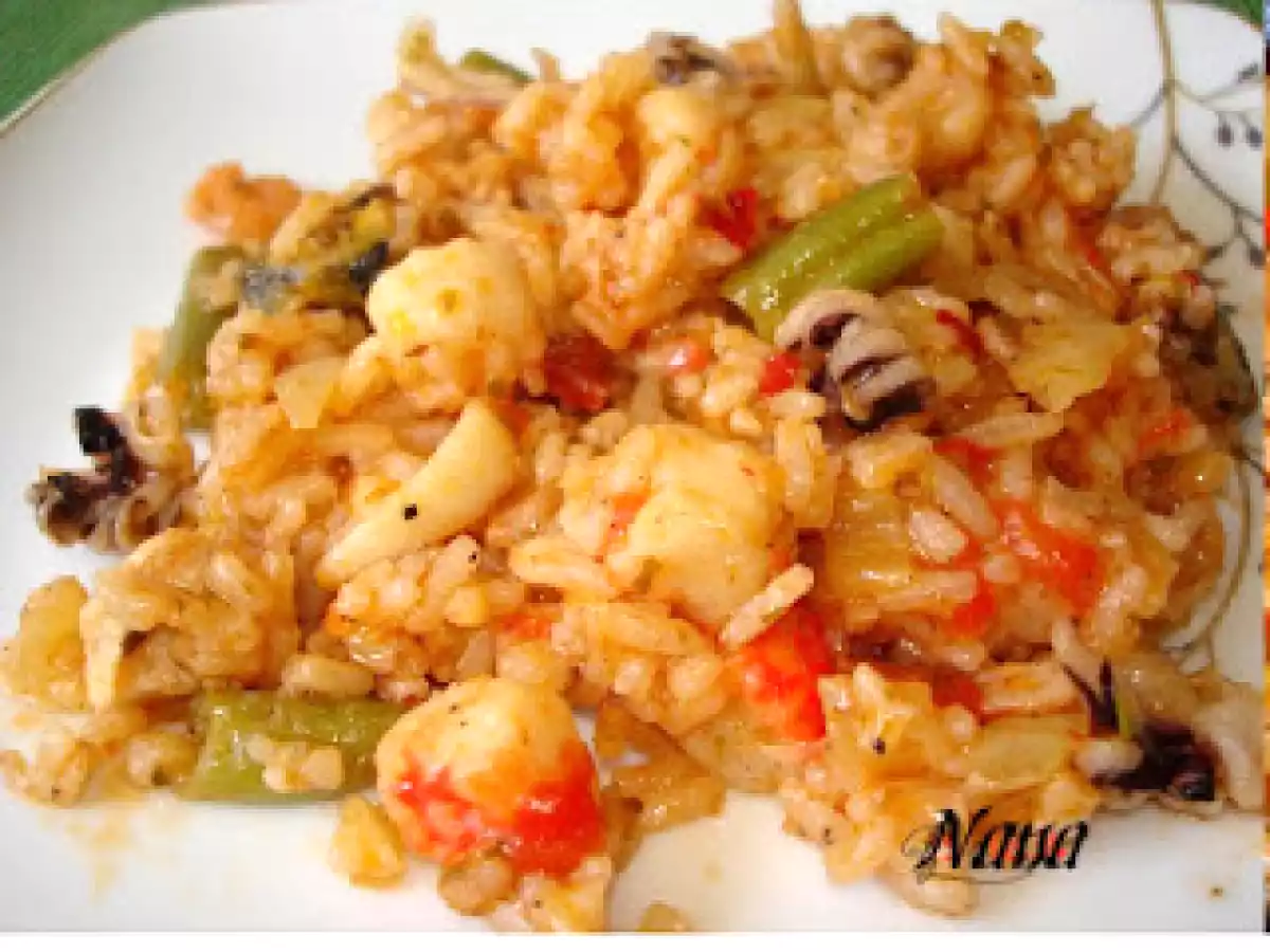 PAELLA CU PUI SI FRUCTE DE MARE