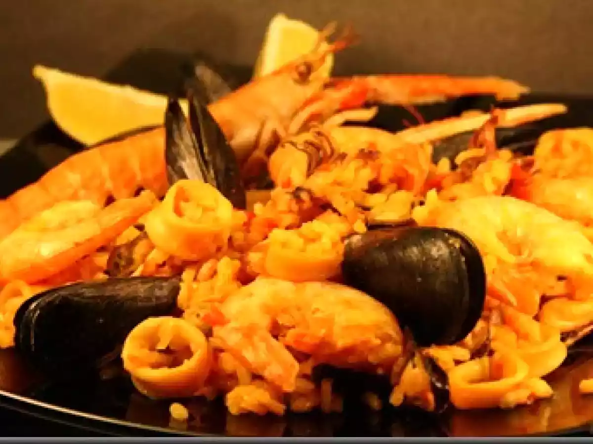 Paella de marisco (cu fructe de mare)