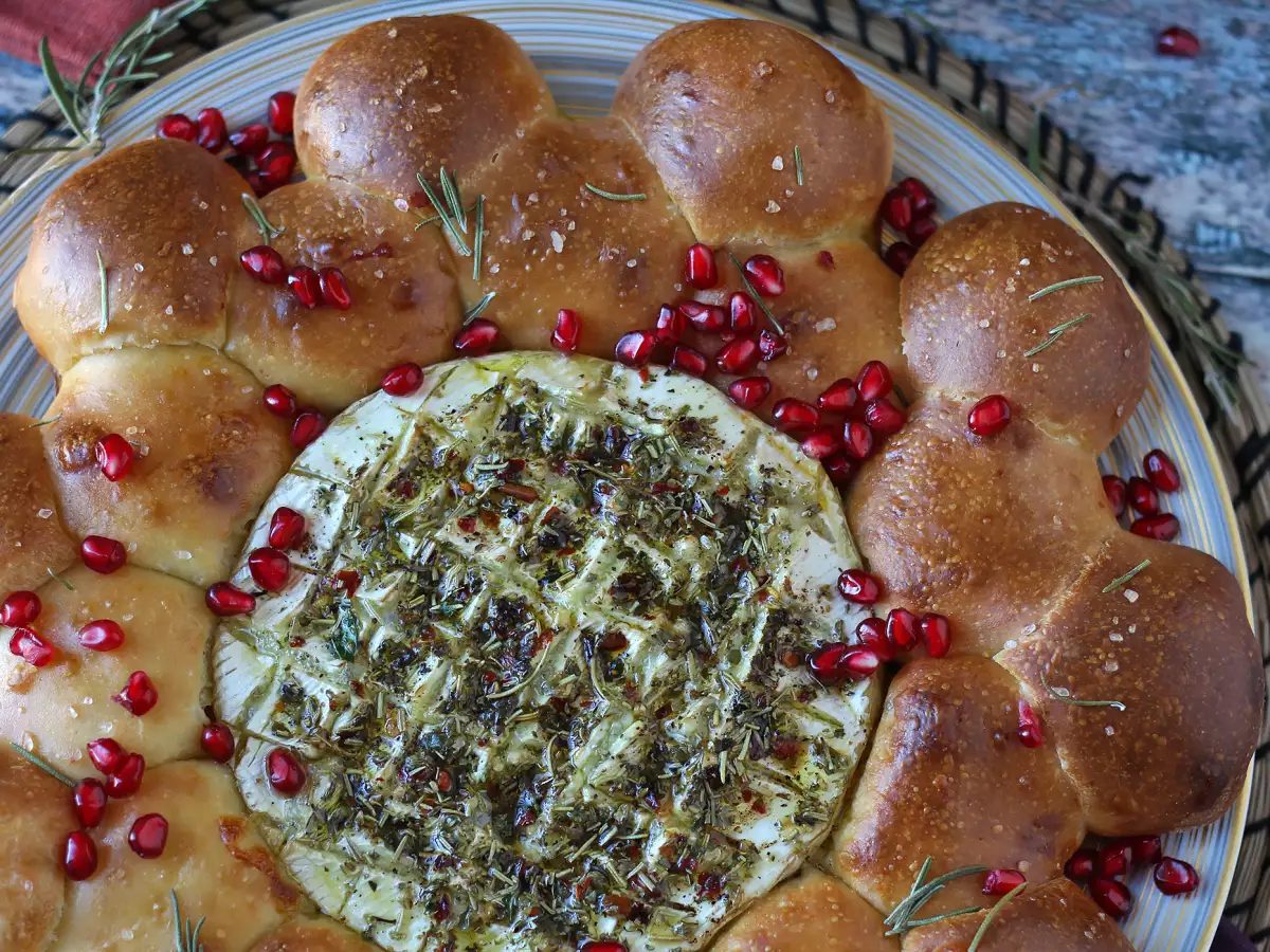 Pâine brioșă în formă de fulg, cu brie fondant - poza 5