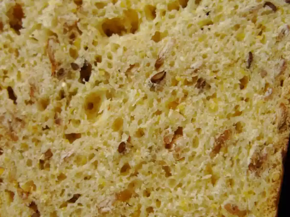 Paine cu faina de porumb, seminte de in si fulgi de secara - poza 2