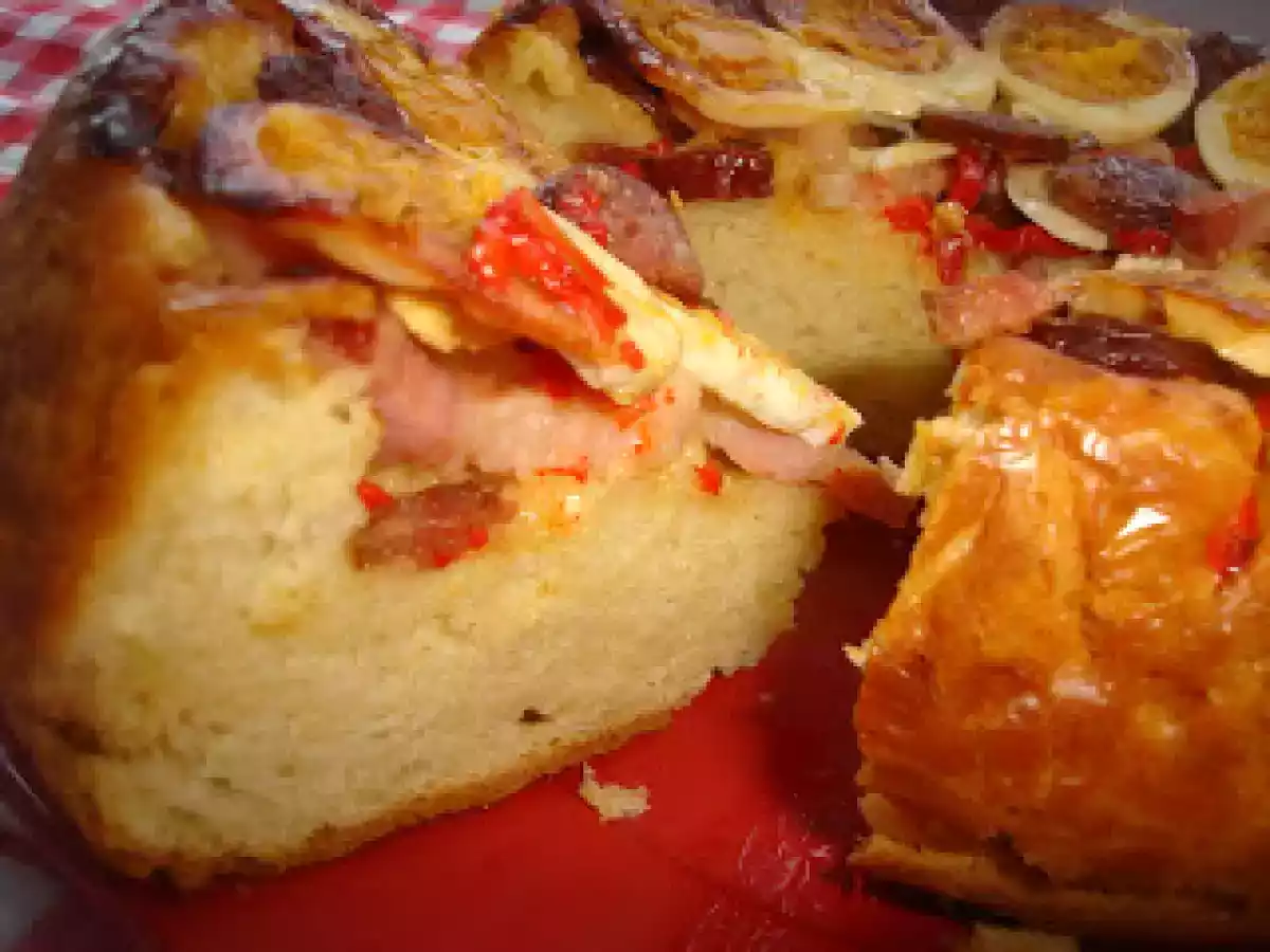 Paine cu oua fierte si carnati