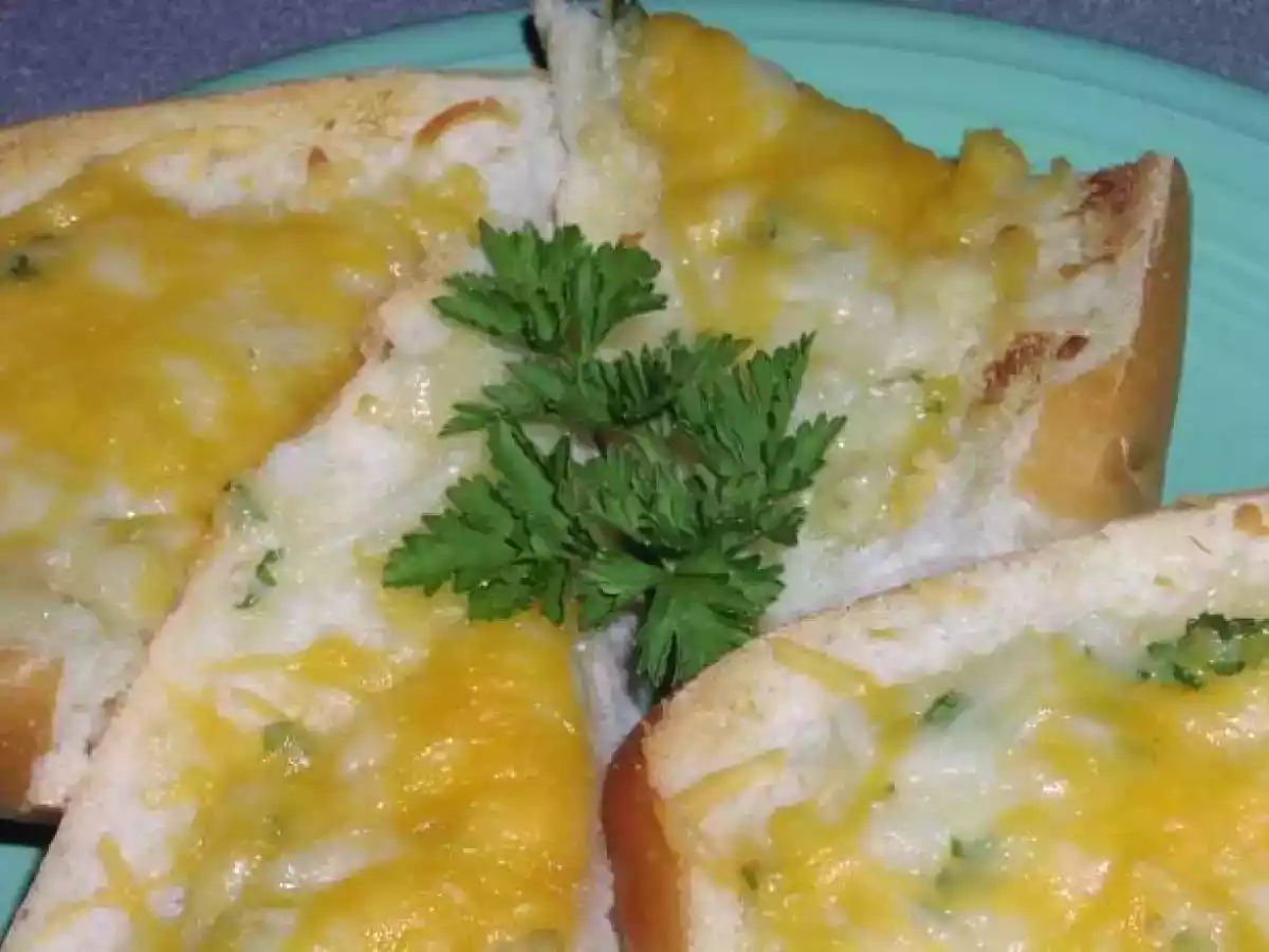 Paine cu usturoi si cascaval